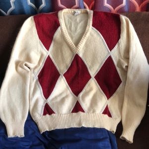 Unisex beautiful sweater.